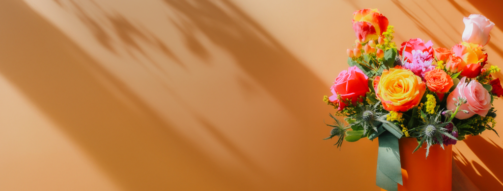 Ramo de flores coloridas de verano creado por Celiflor, florería en El Salvador, con rosas y tonos cálidos que evocan alegría y frescura.